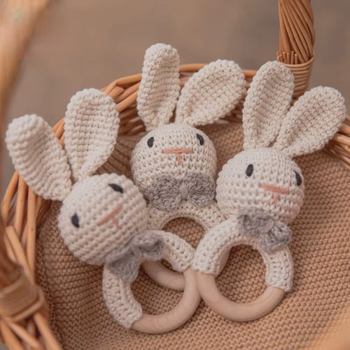 Baby Häkelrassel Hase – Handgemachte Rassel & Beißspielzeug für Neugeborene (0–12 Monate)