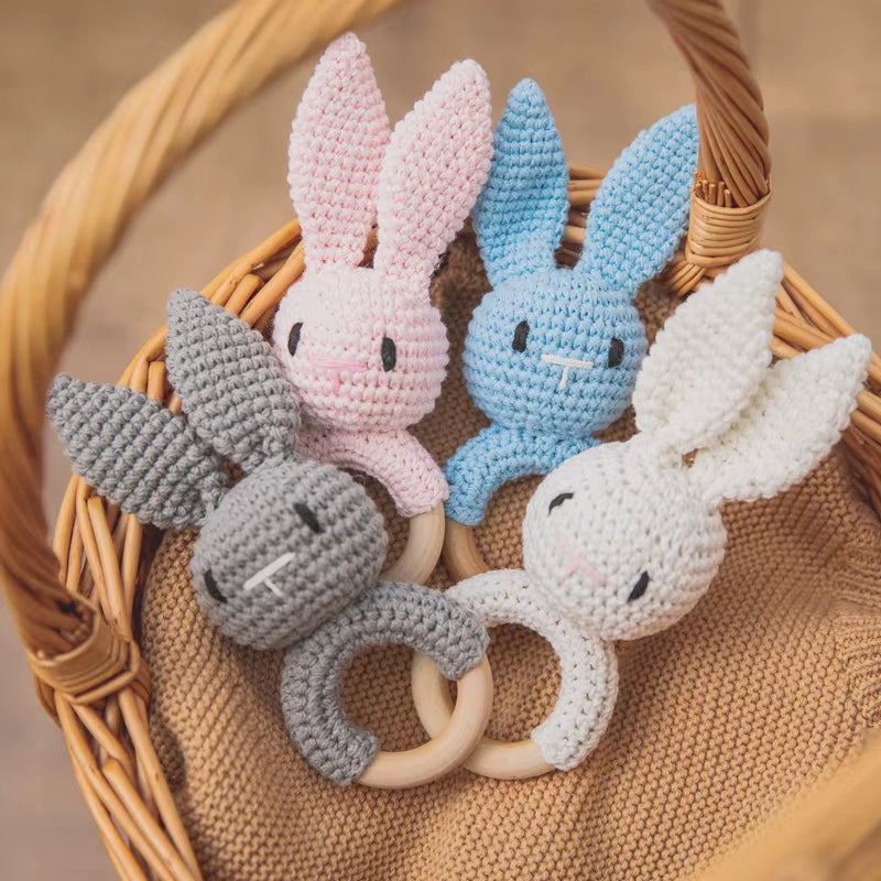Baby Häkelrassel Hase – Handgemachte Rassel & Beißspielzeug für Neugeborene (0–12 Monate)